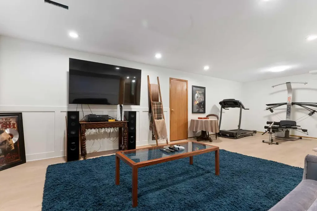 476 Silvergrove Gardens NW Calgary AB T3B4S8