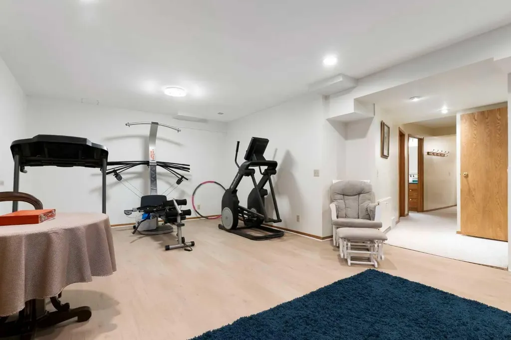 476 Silvergrove Gardens NW Calgary AB T3B4S8