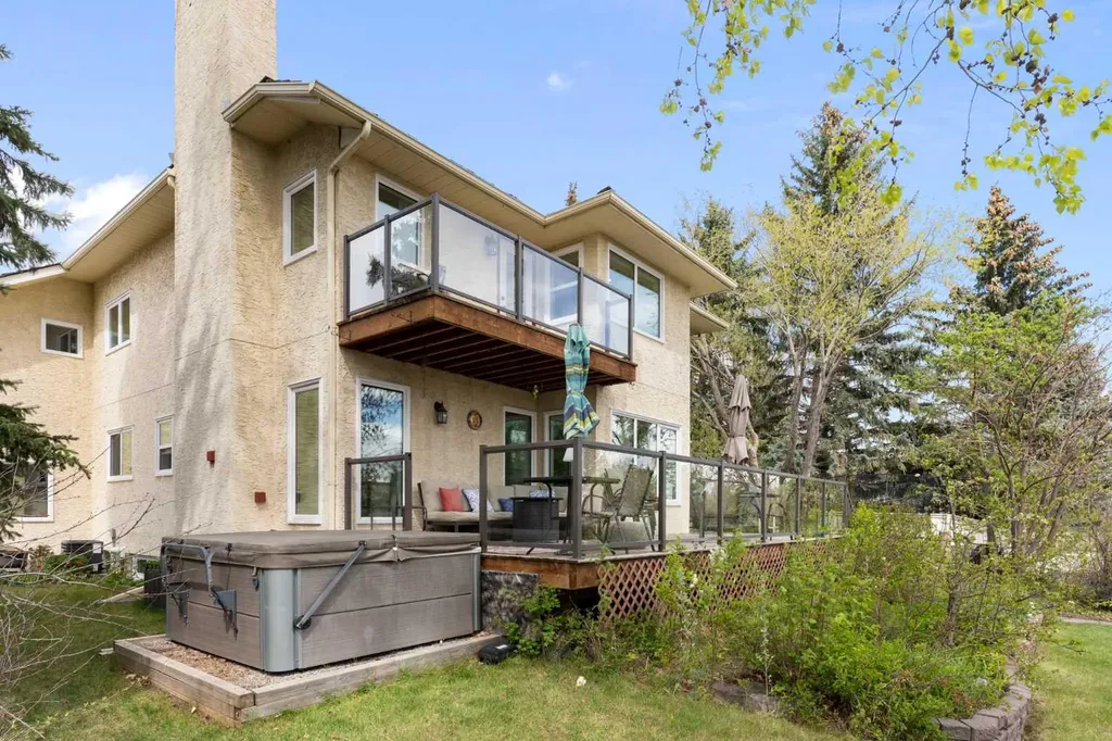 476 Silvergrove Gardens NW Calgary AB T3B4S8