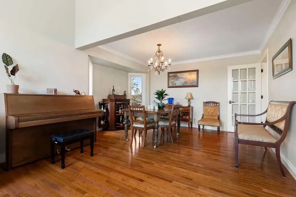 476 Silvergrove Gardens NW Calgary AB T3B4S8