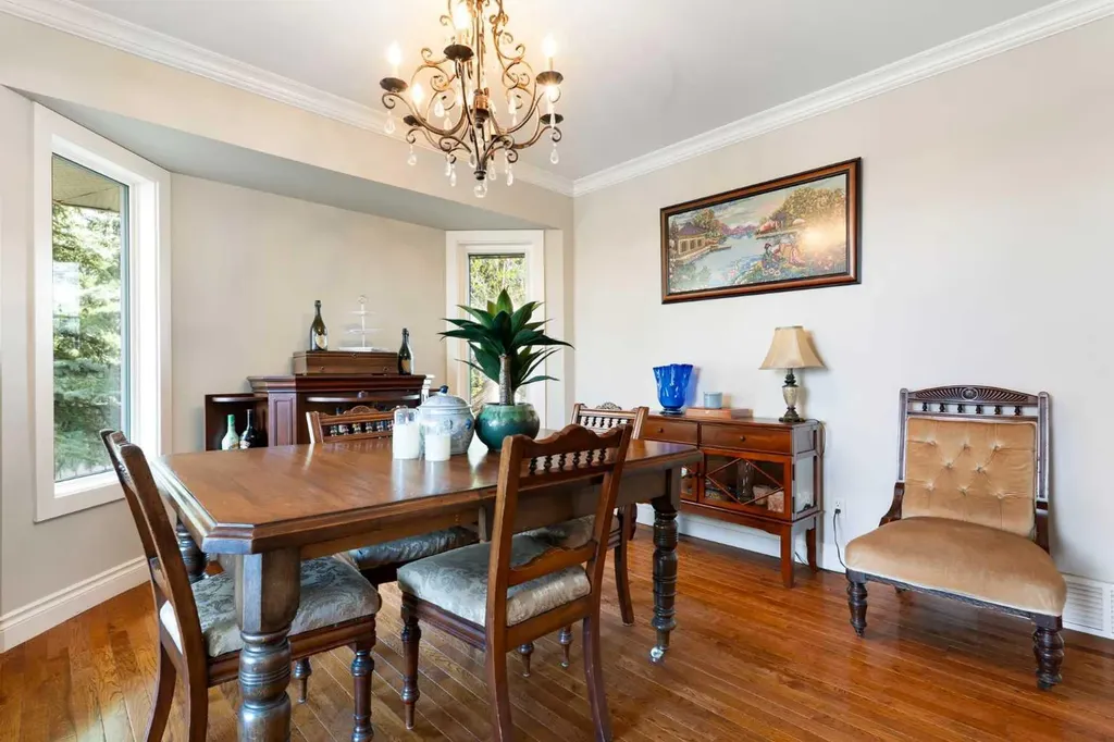 476 Silvergrove Gardens NW Calgary AB T3B4S8