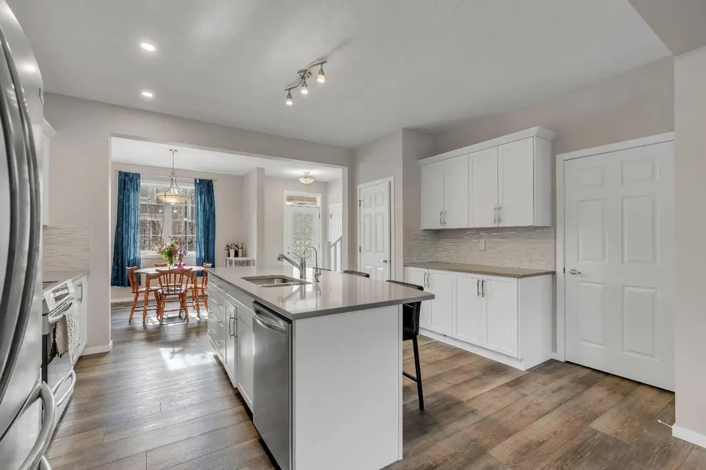 129 Yorkville Manor SW Calgary AB T2X 4J6