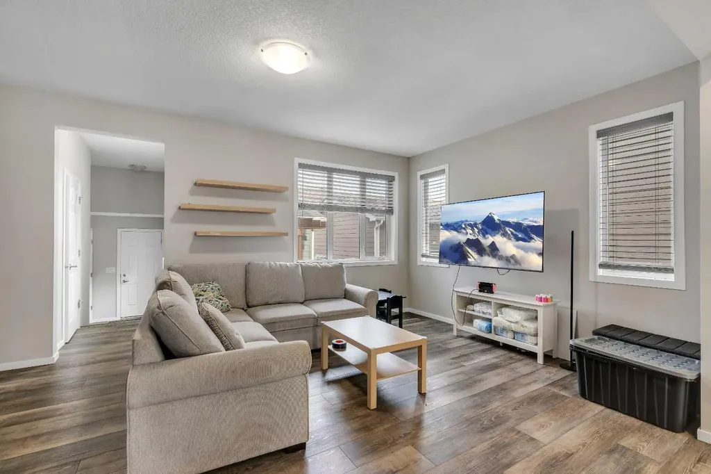 129 Yorkville Manor SW Calgary AB T2X 4J6