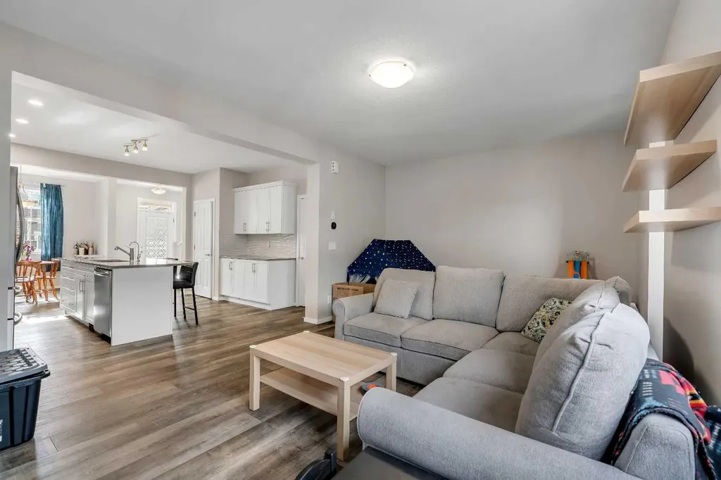 129 Yorkville Manor SW Calgary AB T2X 4J6