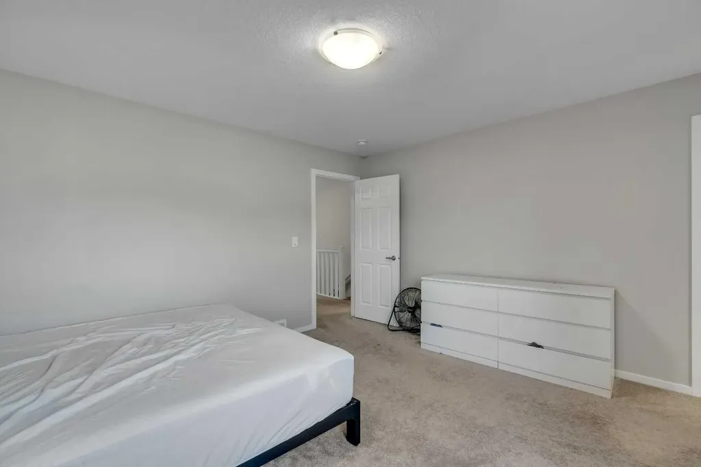129 Yorkville Manor SW Calgary AB T2X 4J6