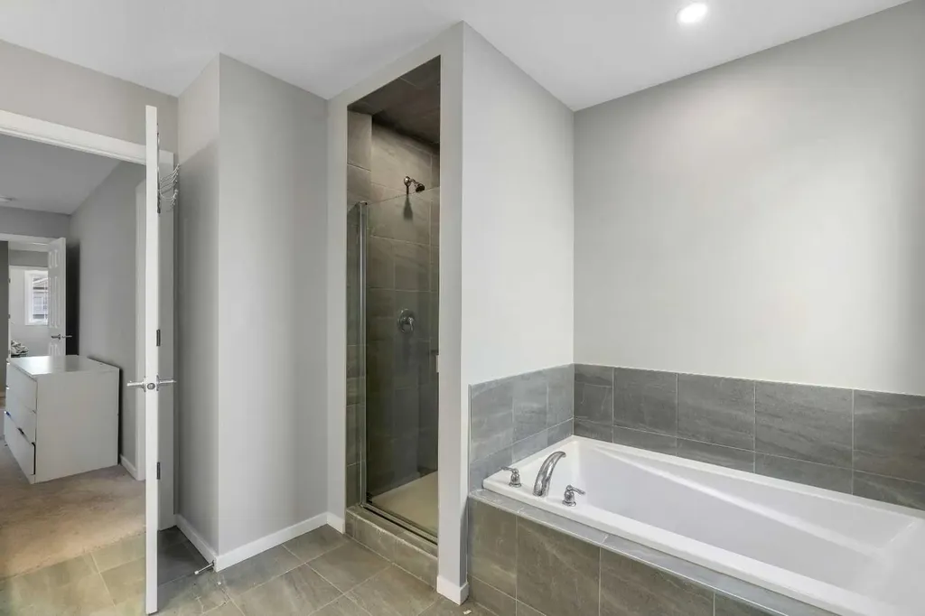 129 Yorkville Manor SW Calgary AB T2X 4J6