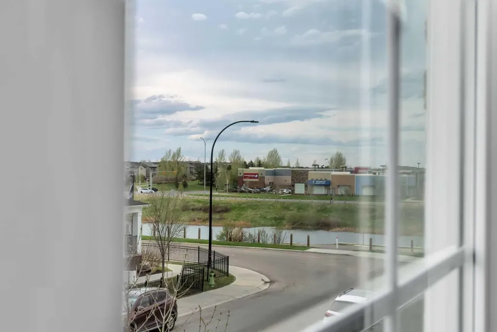 129 Yorkville Manor SW Calgary AB T2X 4J6