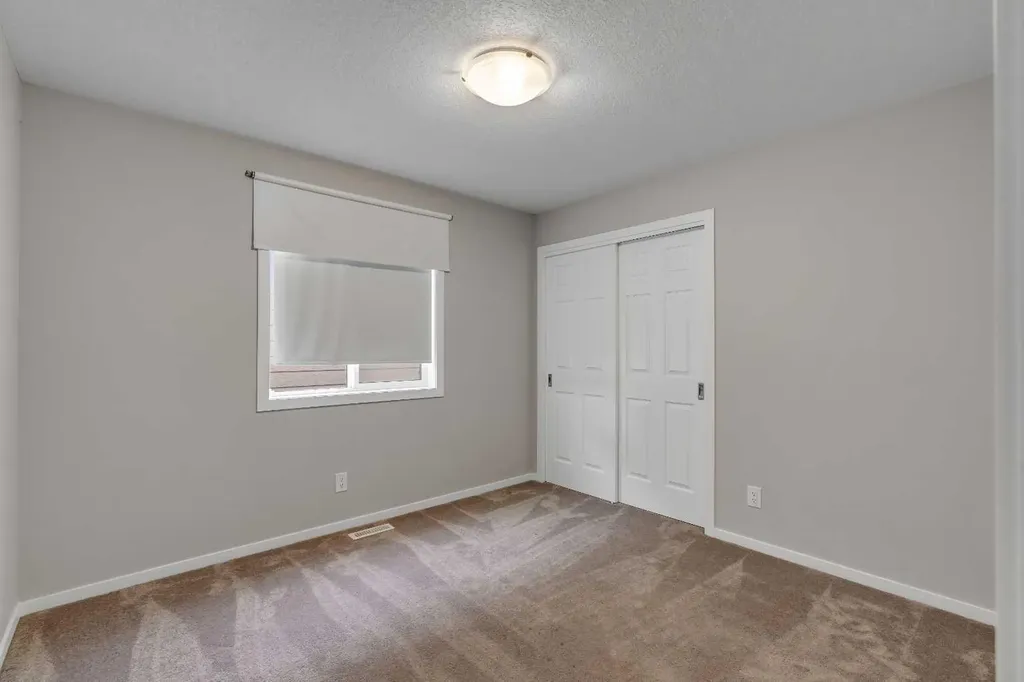 129 Yorkville Manor SW Calgary AB T2X 4J6