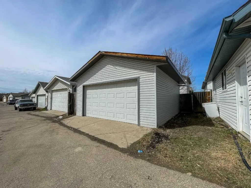 133 Diefenbaker Drive N Fort Mcmurray AB T9K 2J8