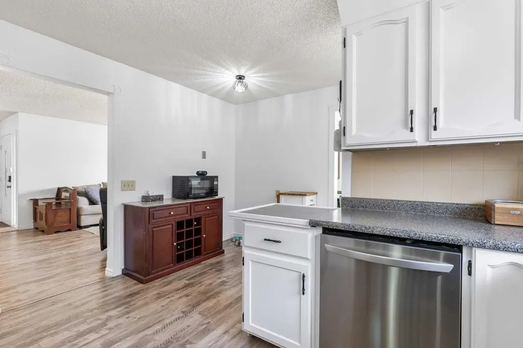 28 Beddington Crescent NE Calgary AB T3K 1N5