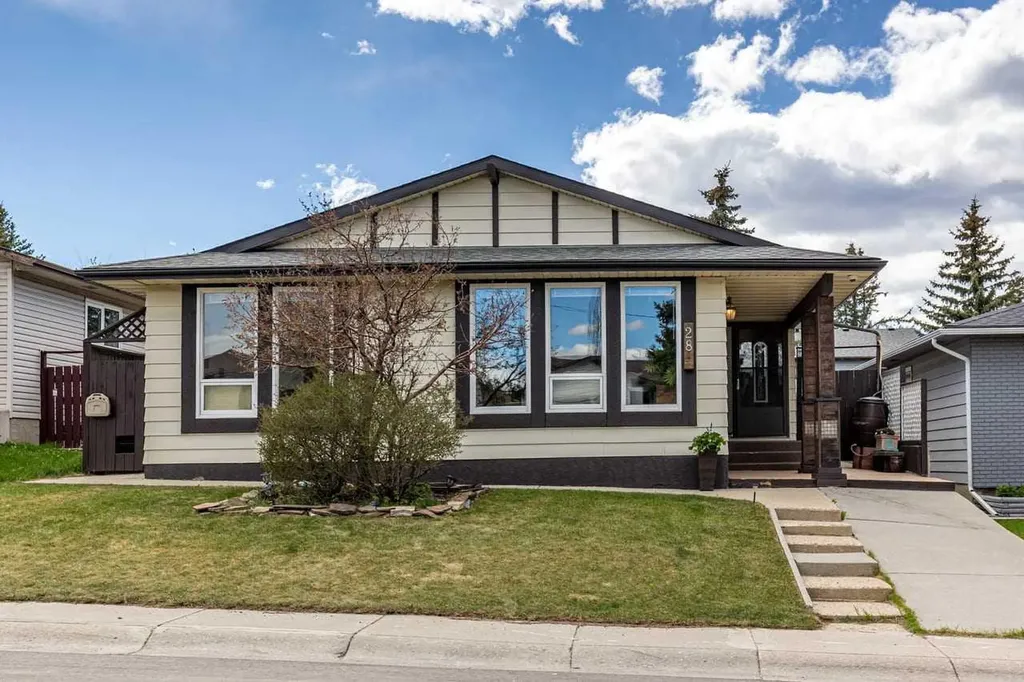 28 Beddington Crescent NE Calgary AB T3K 1N5