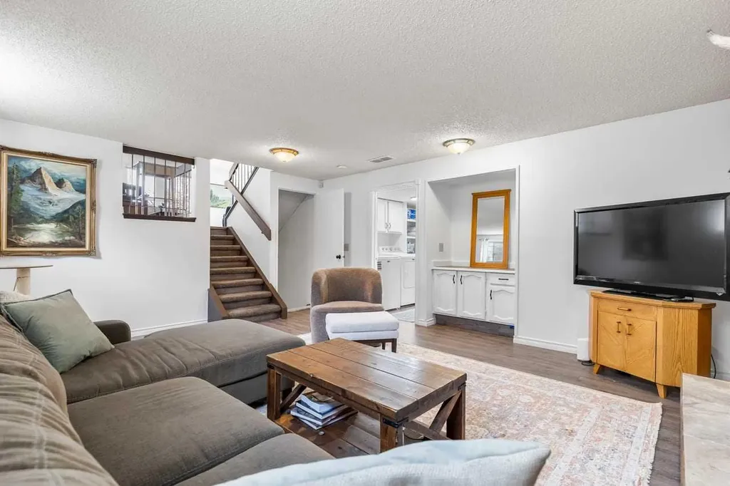 28 Beddington Crescent NE Calgary AB T3K 1N5