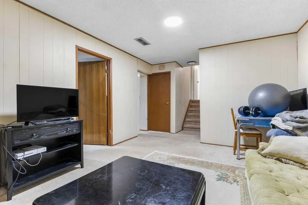 28 Beddington Crescent NE Calgary AB T3K 1N5