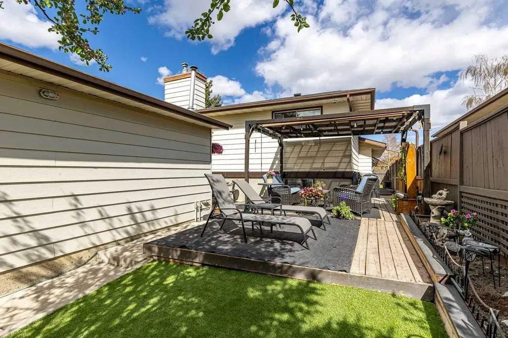 28 Beddington Crescent NE Calgary AB T3K 1N5