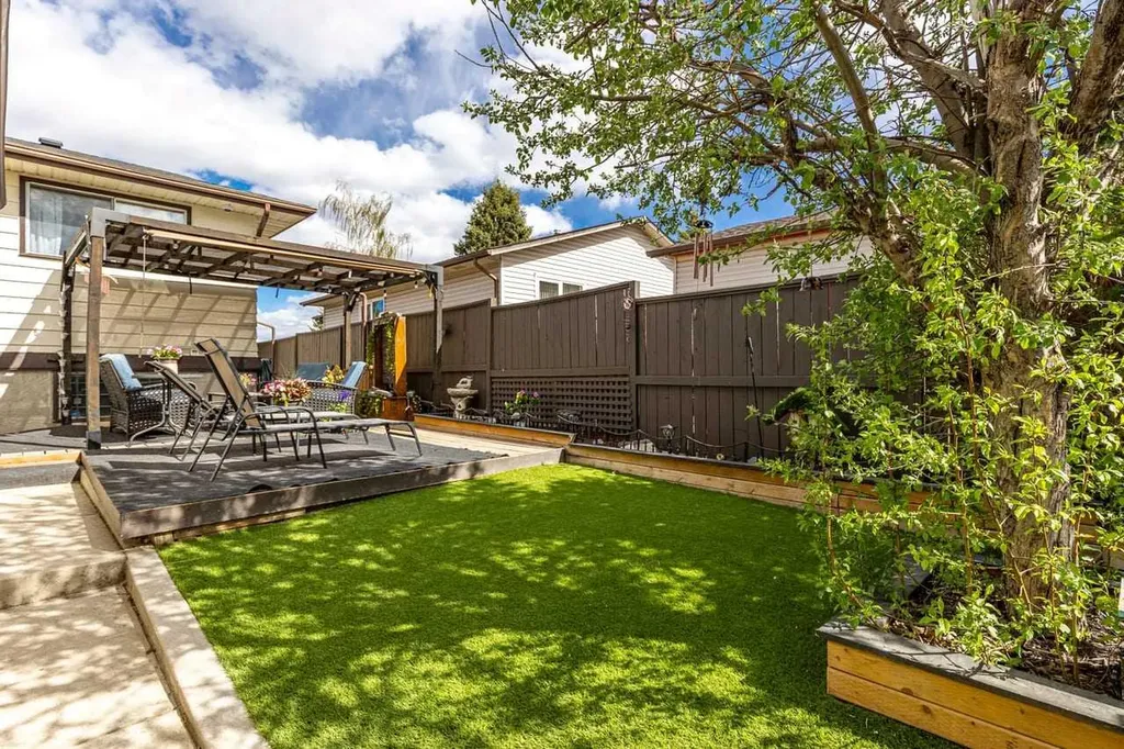 28 Beddington Crescent NE Calgary AB T3K 1N5