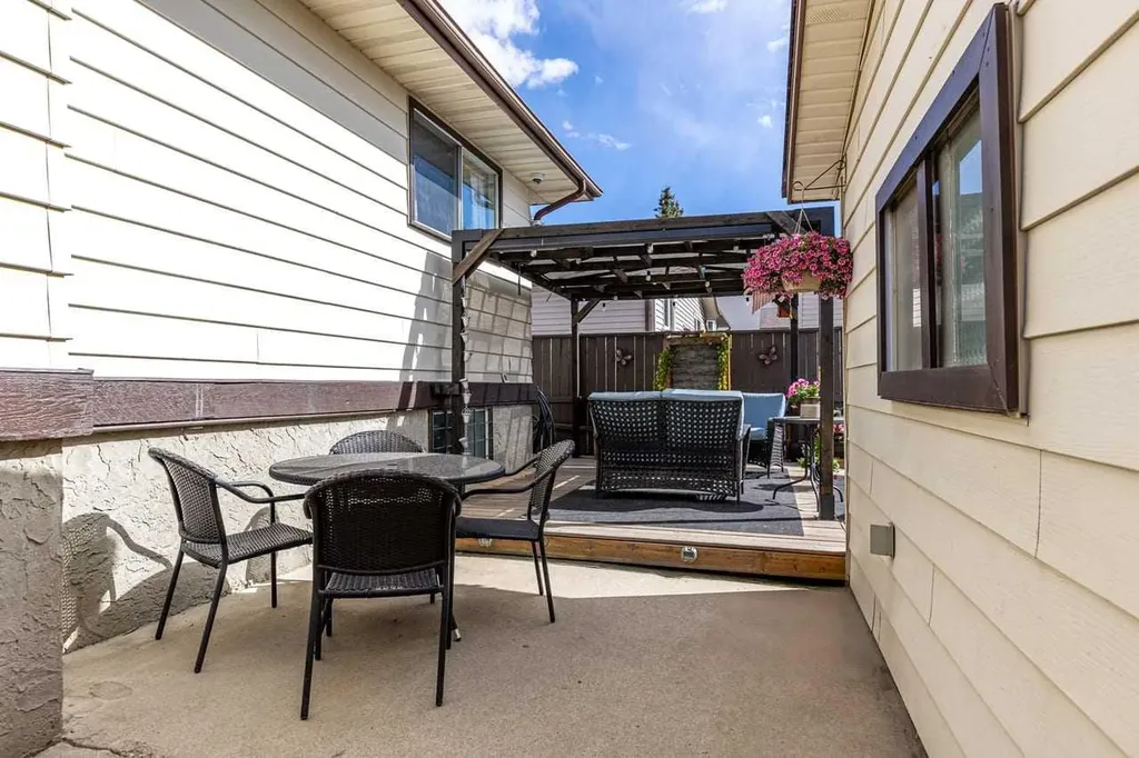 28 Beddington Crescent NE Calgary AB T3K 1N5