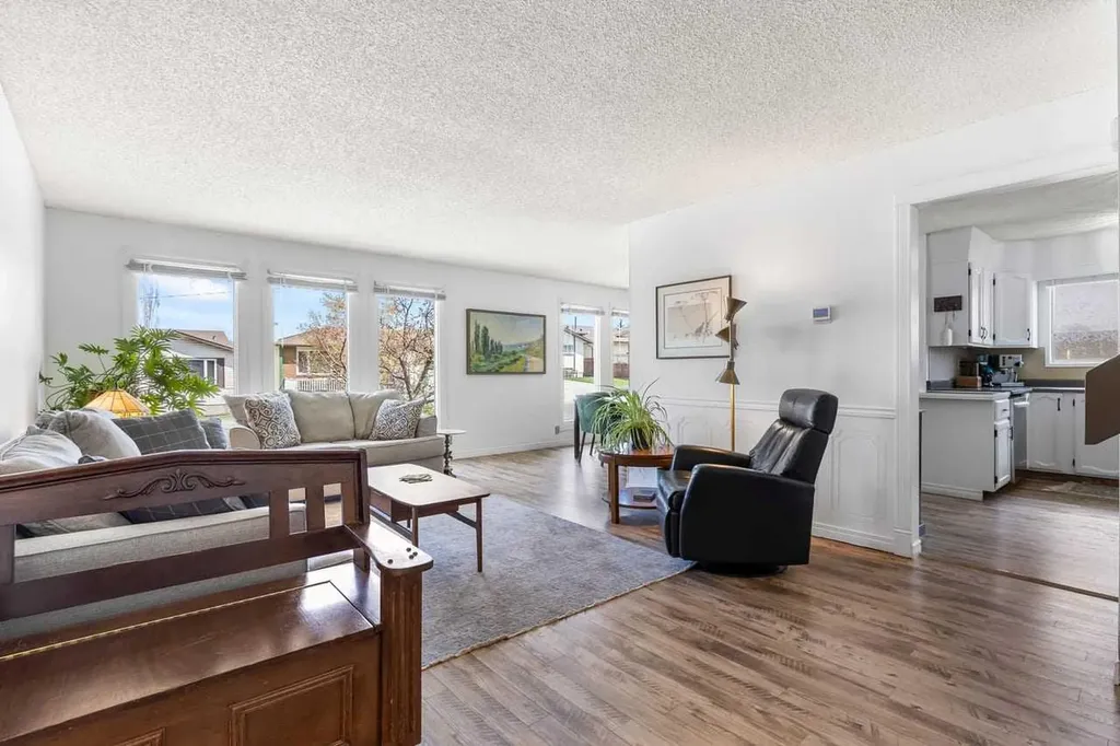 28 Beddington Crescent NE Calgary AB T3K 1N5