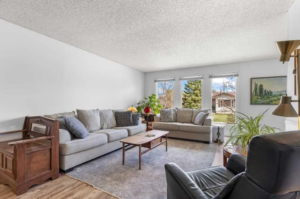 28 Beddington Crescent NE Calgary AB T3K 1N5