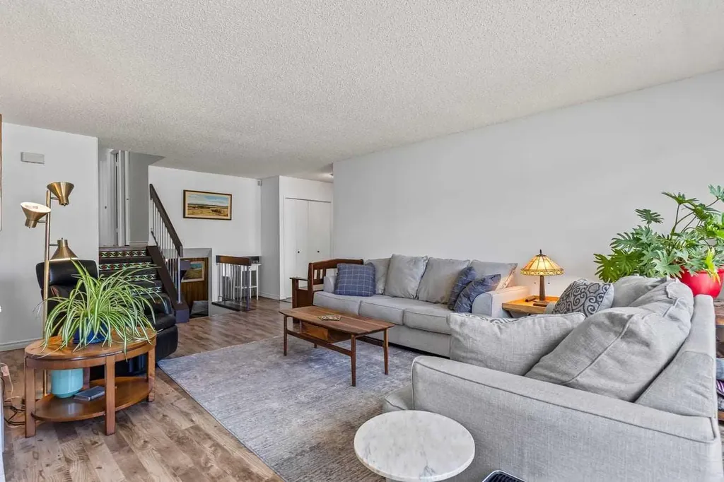 28 Beddington Crescent NE Calgary AB T3K 1N5