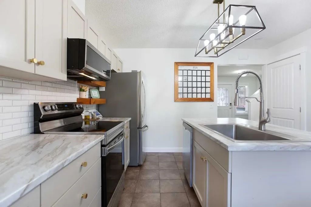 130 Luxstone Way SW Airdrie AB T4B 0H6