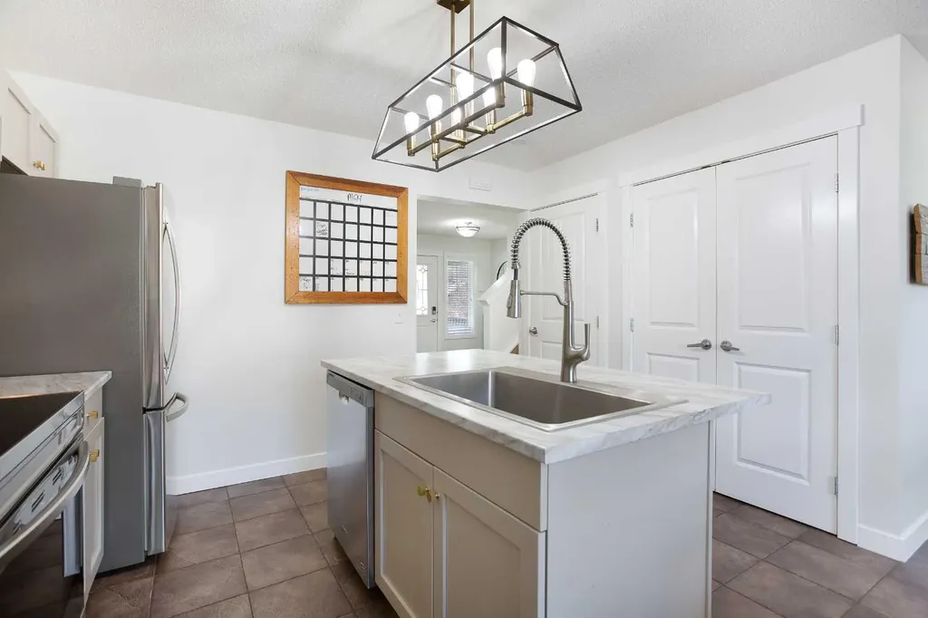 130 Luxstone Way SW Airdrie AB T4B 0H6
