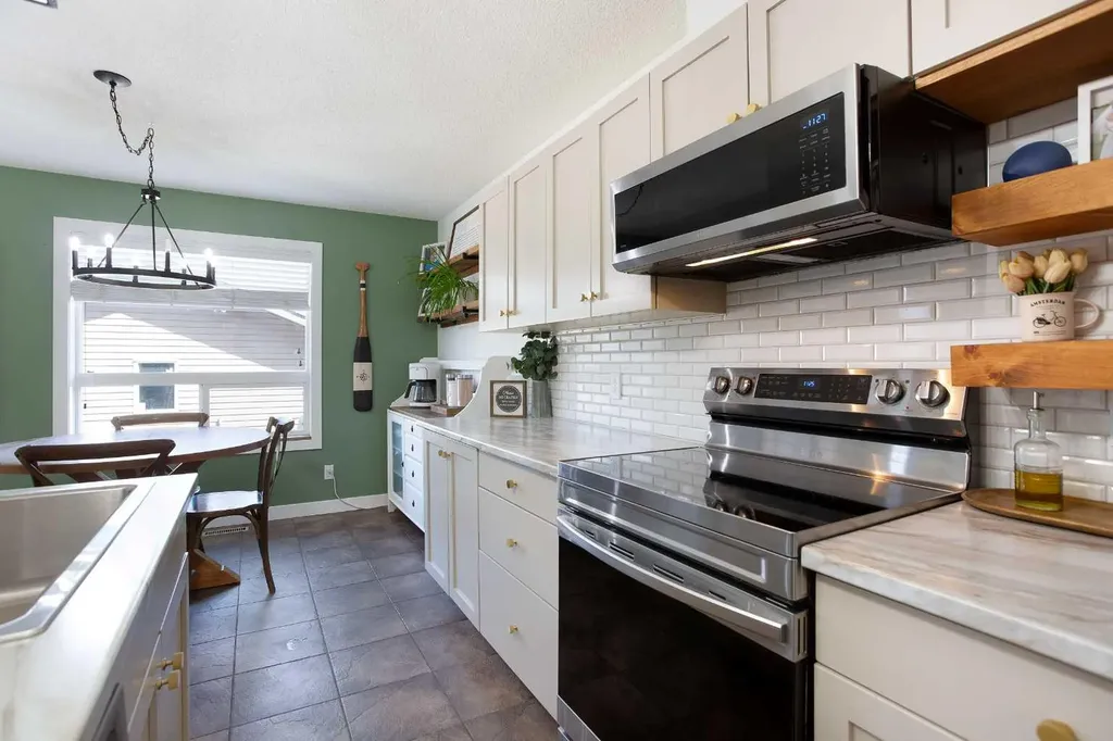130 Luxstone Way SW Airdrie AB T4B 0H6