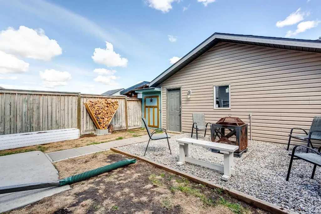 130 Luxstone Way SW Airdrie AB T4B 0H6