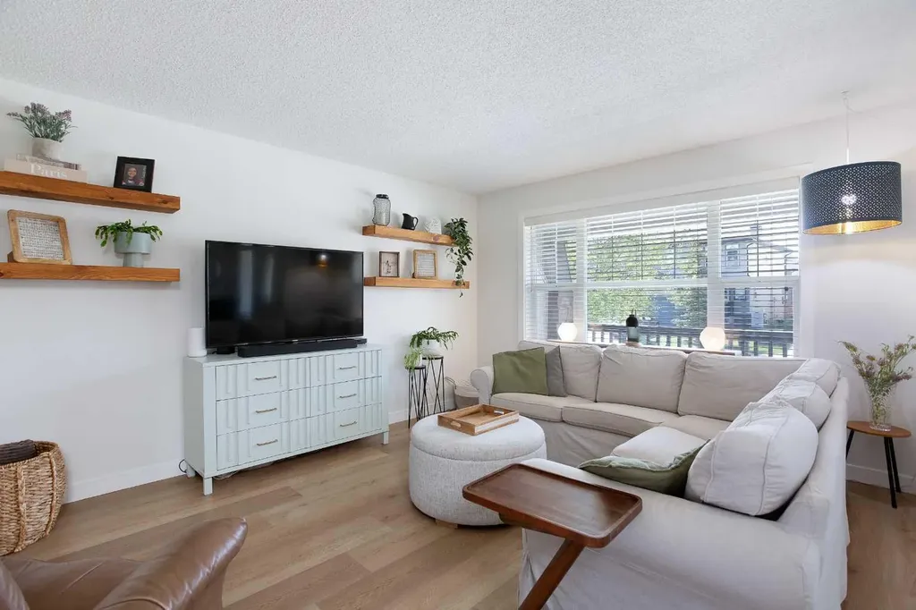 130 Luxstone Way SW Airdrie AB T4B 0H6