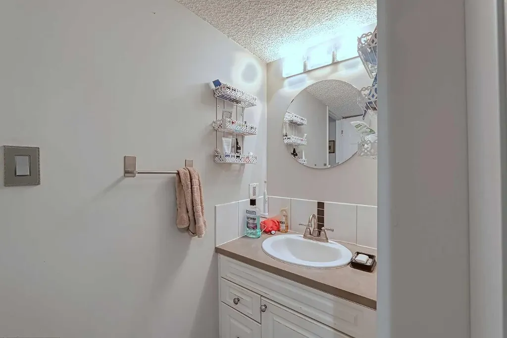 1234 14 Avenue SW Calgary AB T3C 0V9
