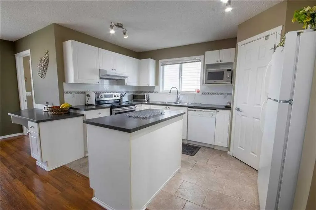 47 Taralea Gardens NE Calgary AB T3J 4W4