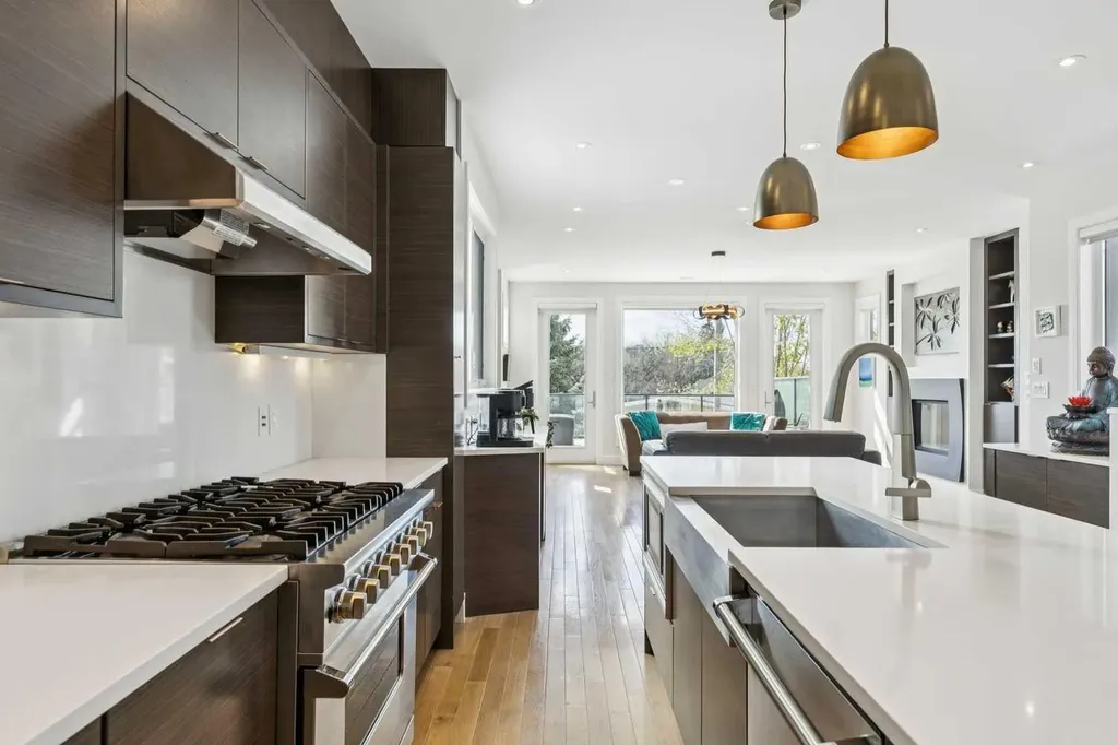 911 Drury Avenue NE Calgary AB T2E 0M3