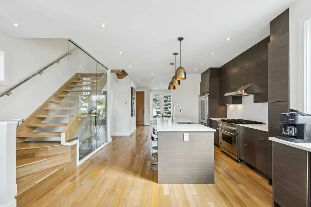 911 Drury Avenue NE Calgary AB T2E 0M3