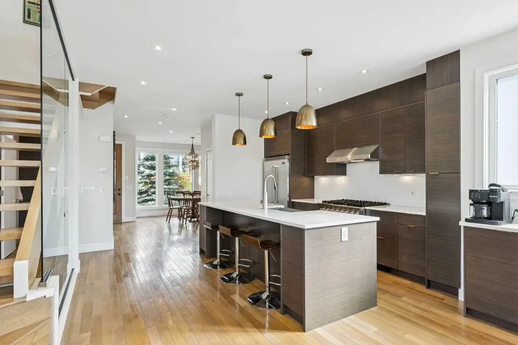 911 Drury Avenue NE Calgary AB T2E 0M3