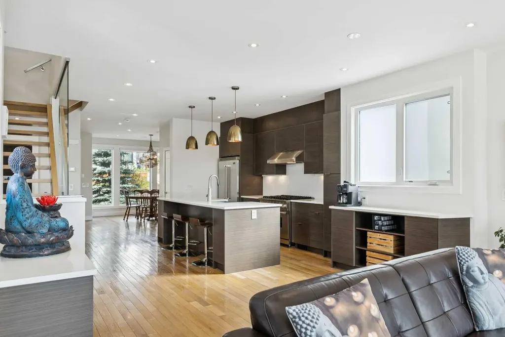 911 Drury Avenue NE Calgary AB T2E 0M3