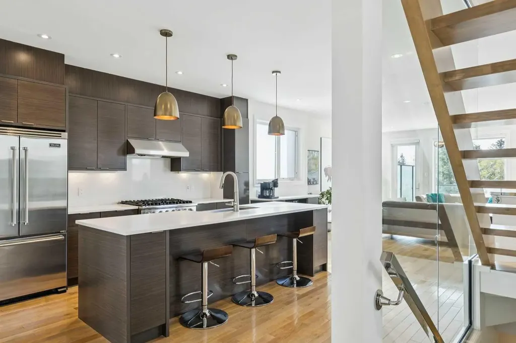 911 Drury Avenue NE Calgary AB T2E 0M3