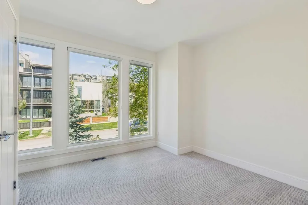 911 Drury Avenue NE Calgary AB T2E 0M3
