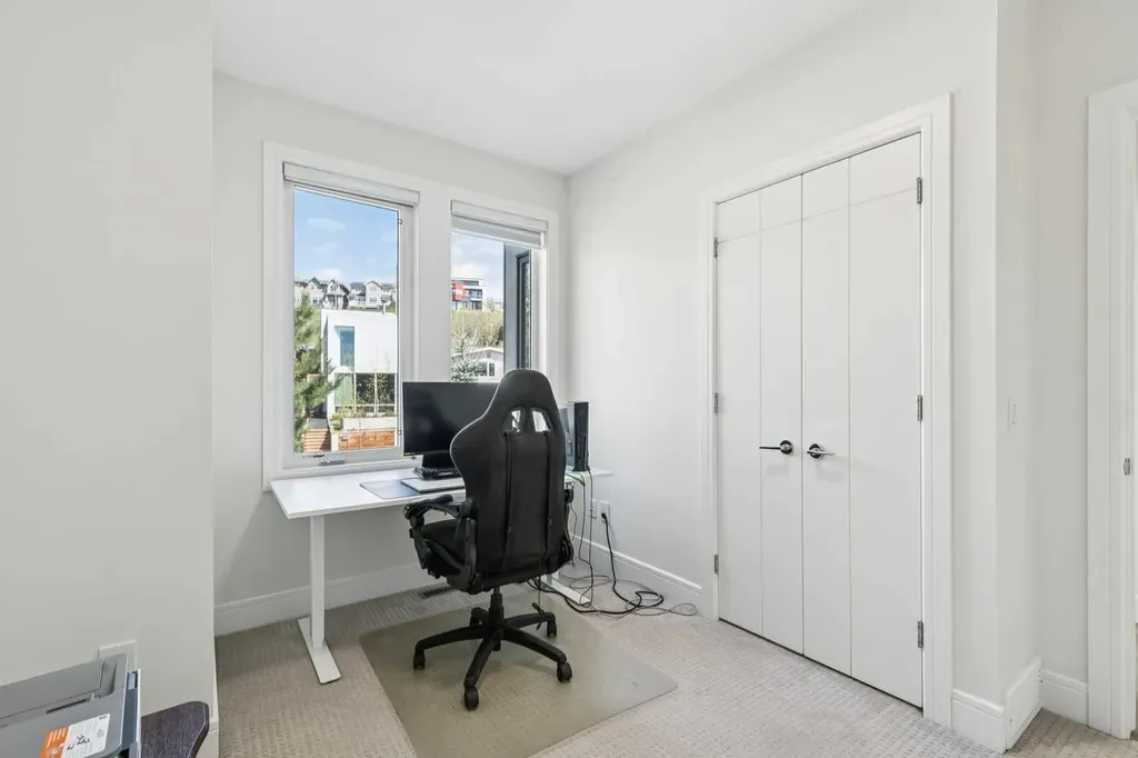 911 Drury Avenue NE Calgary AB T2E 0M3