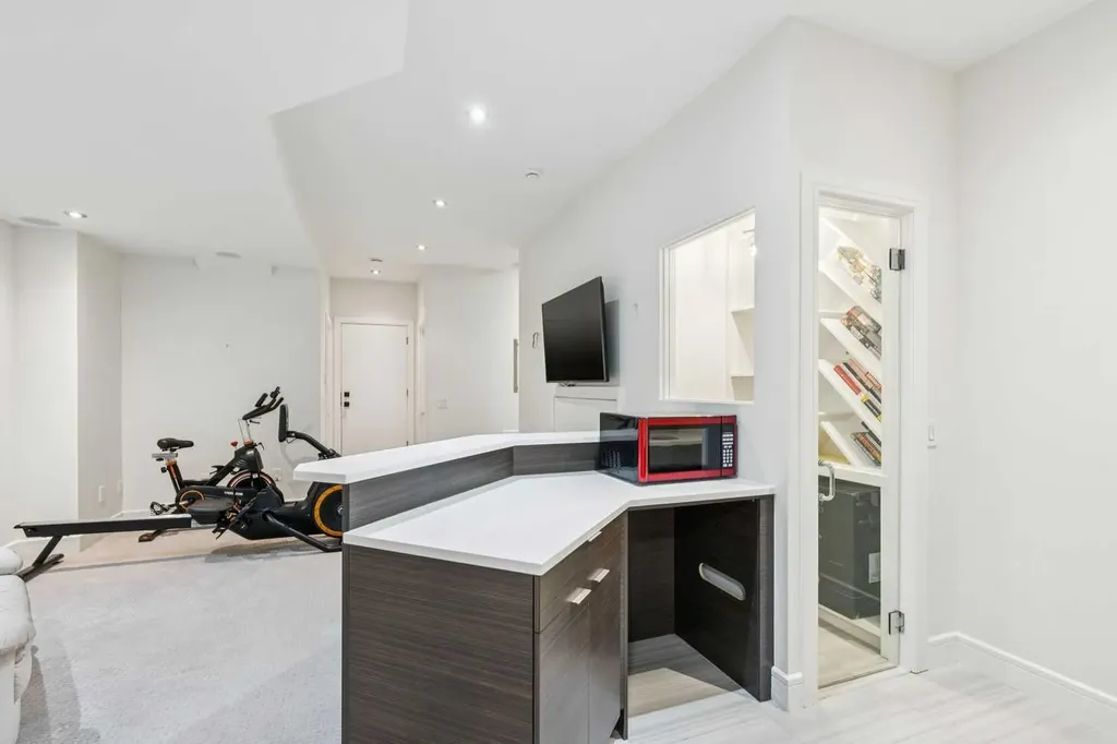 911 Drury Avenue NE Calgary AB T2E 0M3