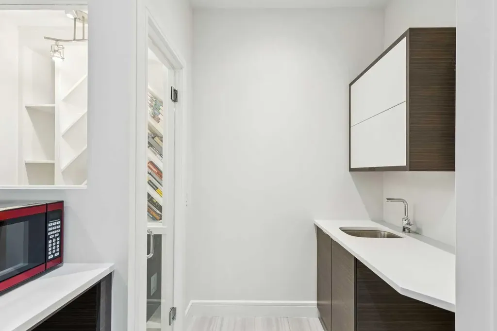 911 Drury Avenue NE Calgary AB T2E 0M3