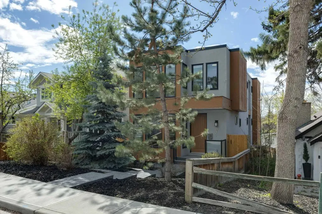 911 Drury Avenue NE Calgary AB T2E 0M3