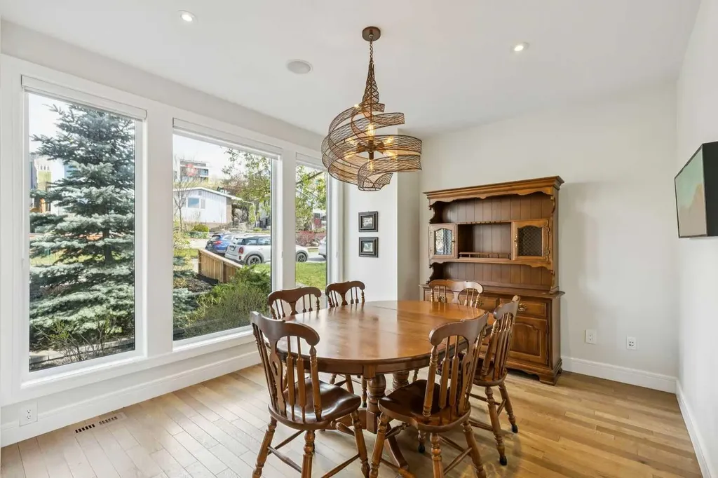 911 Drury Avenue NE Calgary AB T2E 0M3
