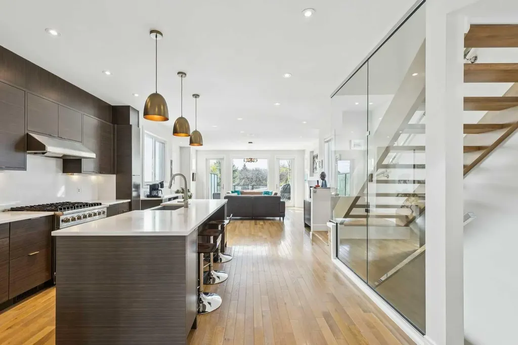 911 Drury Avenue NE Calgary AB T2E 0M3