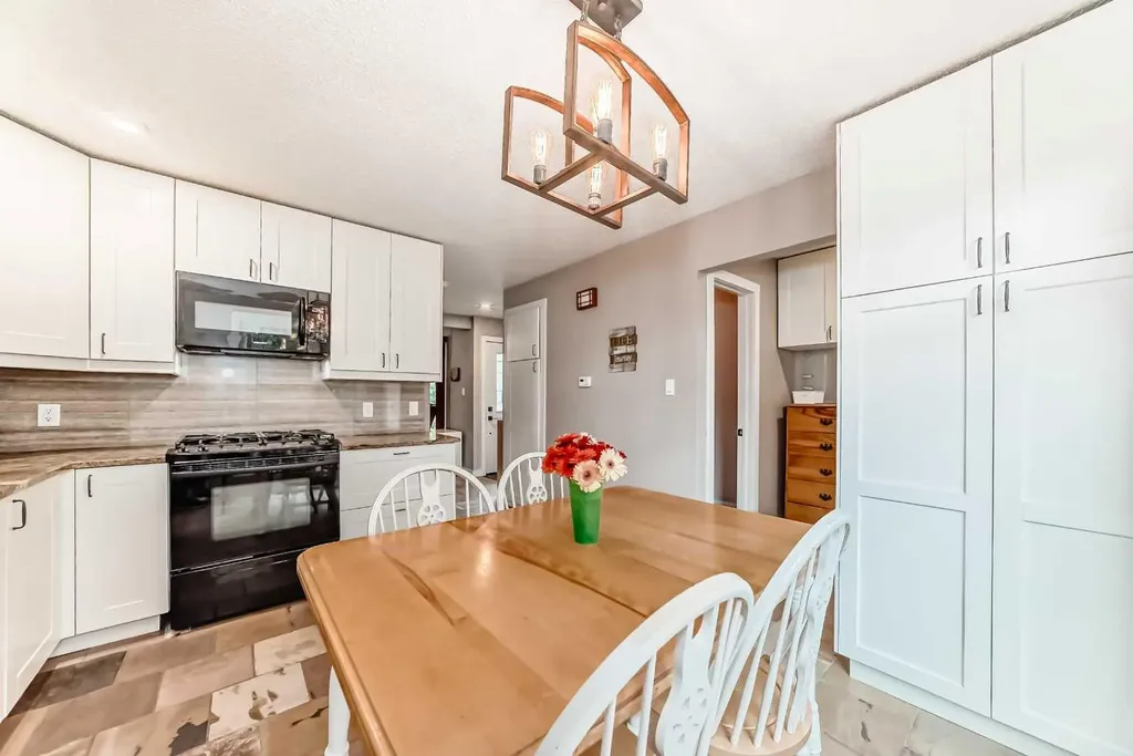 6739 Coach Hill Road SW Calgary AB T3H 1V7