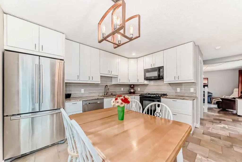 6739 Coach Hill Road SW Calgary AB T3H 1V7