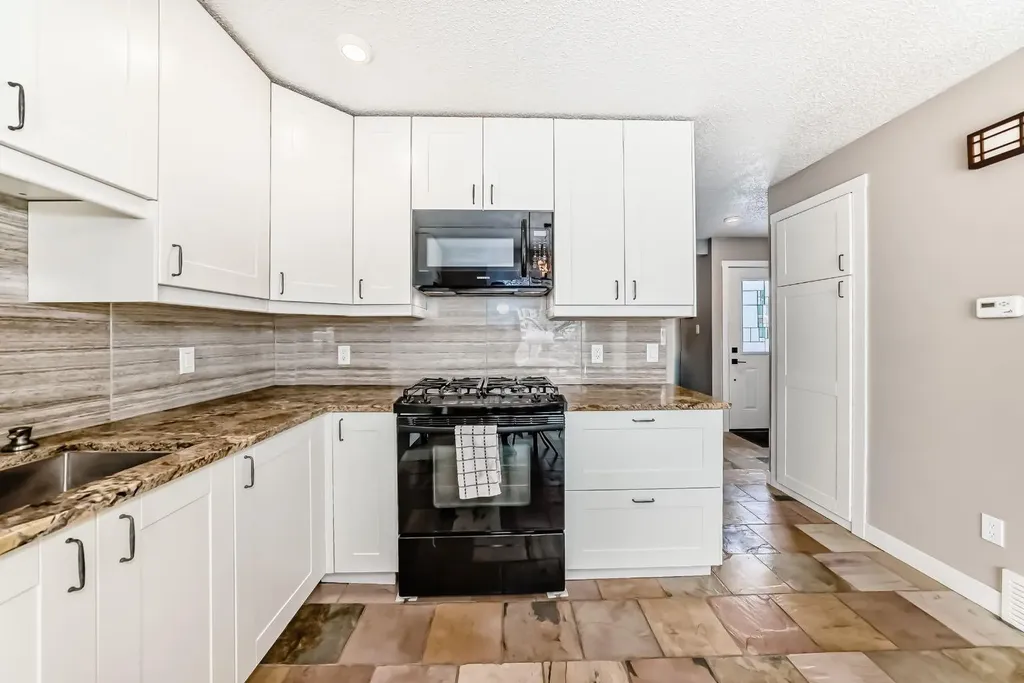 6739 Coach Hill Road SW Calgary AB T3H 1V7