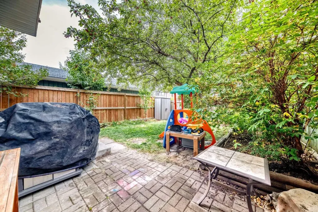 6739 Coach Hill Road SW Calgary AB T3H 1V7