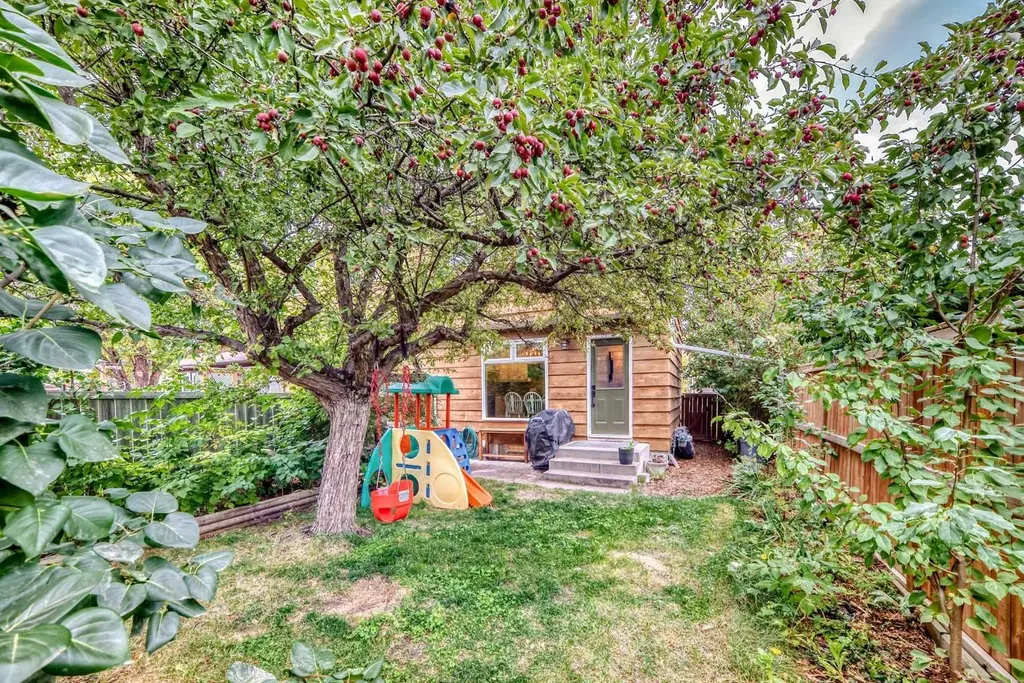6739 Coach Hill Road SW Calgary AB T3H 1V7