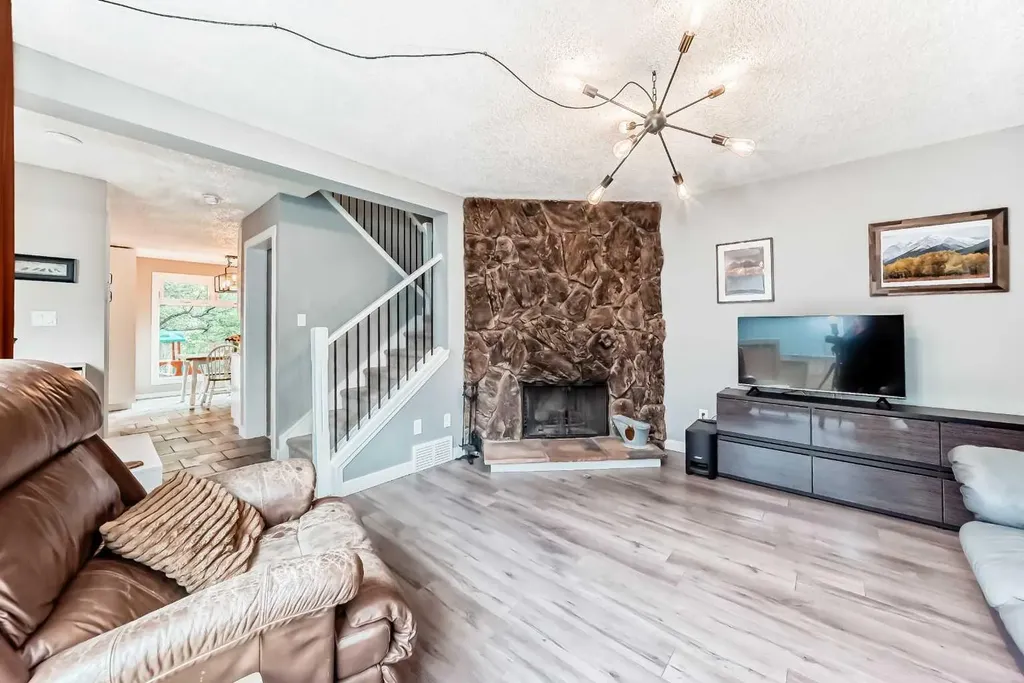 6739 Coach Hill Road SW Calgary AB T3H 1V7