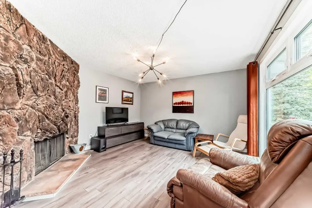 6739 Coach Hill Road SW Calgary AB T3H 1V7