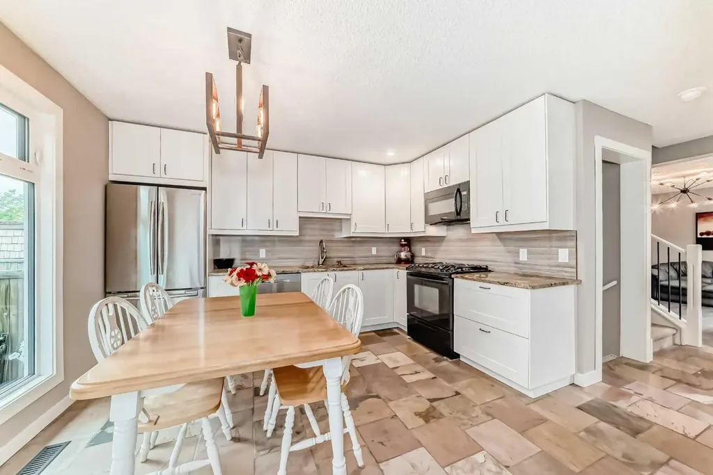 6739 Coach Hill Road SW Calgary AB T3H 1V7